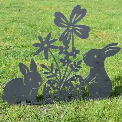 Metalfigur i cortenstål med to kaniner, blomster og æg – forårsdekoration til haven fra Onlinesmeden